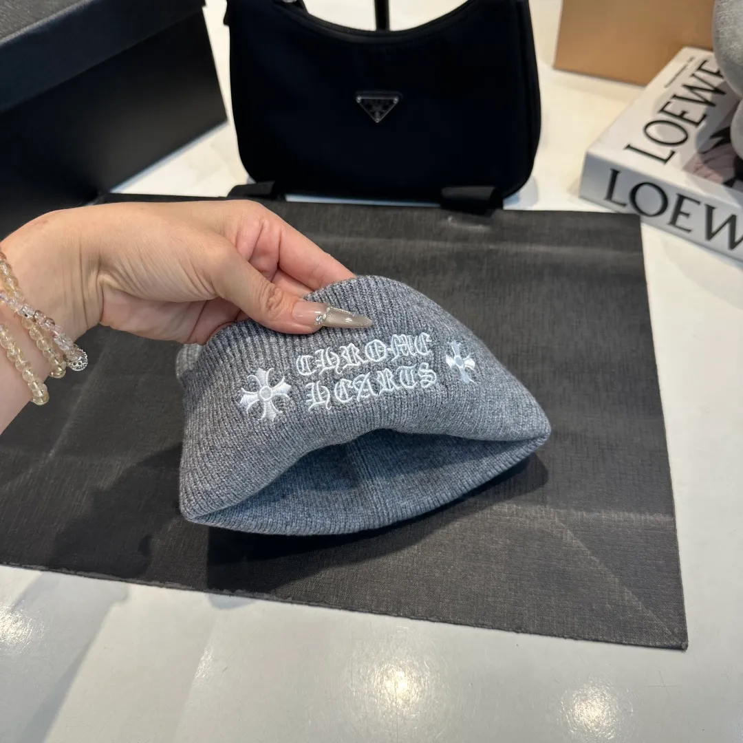 P46 Crow Heart Autumn and Winter Wool Knitted Beanie This must be a favorite of minimalism. It is clean, neat, fashionable and versatile, and will definitely not be picky about your face shape! A fashionable classic that lasts forever! Fashionable black and white can be purchased together!